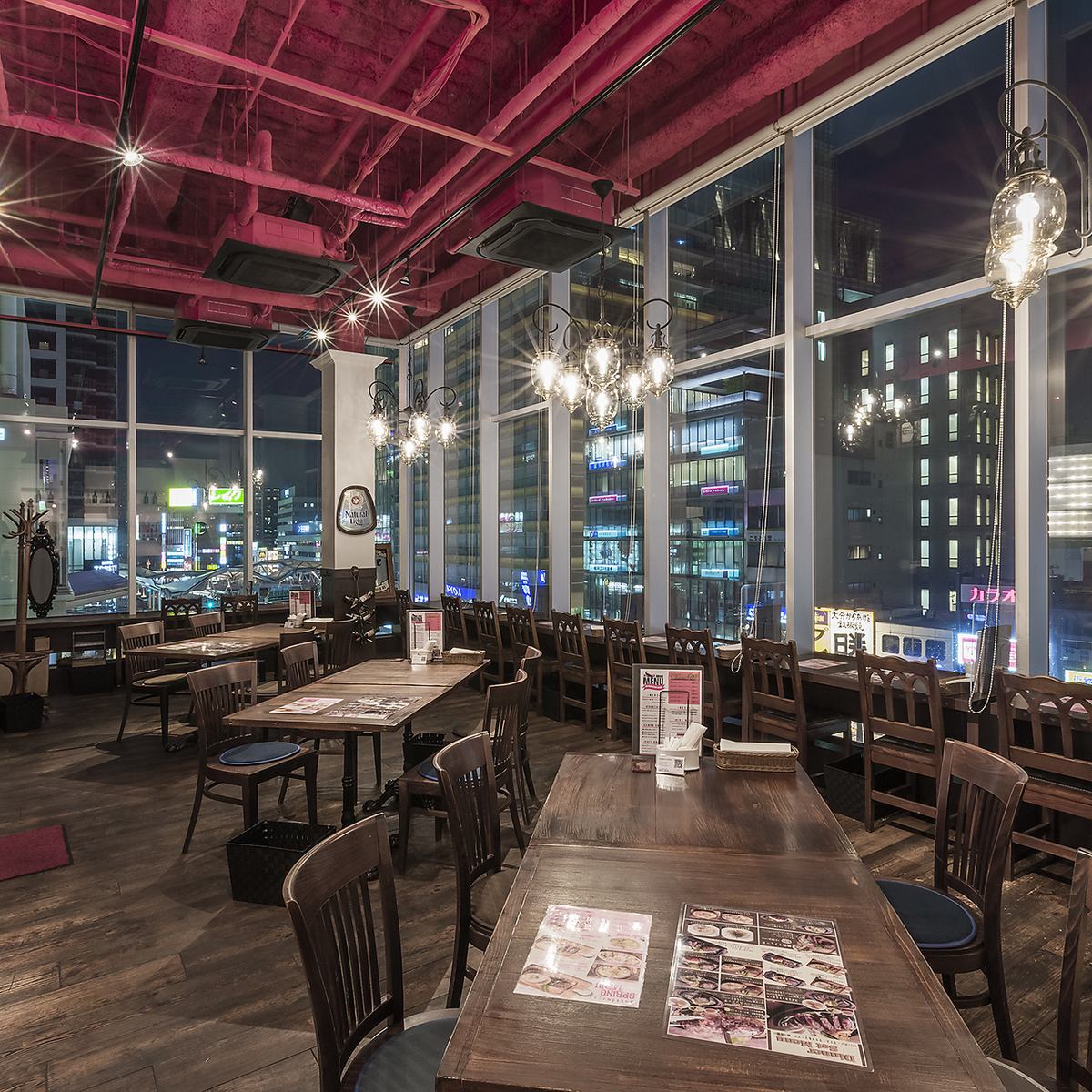 アメリカをモチーフにしたお洒落な店内！席数83席で、夜景もきれい♪