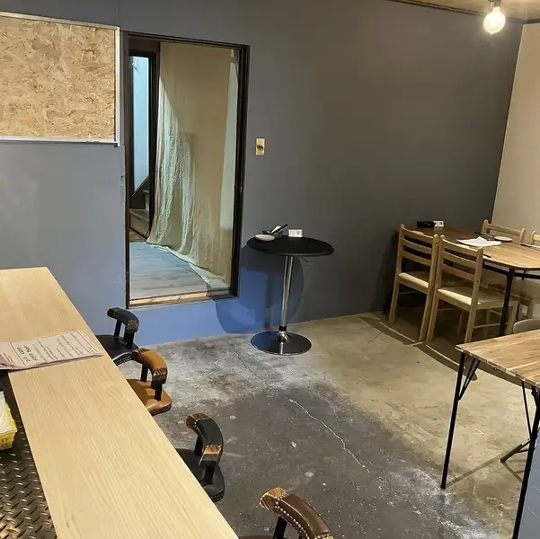 ≪お仕事終わりのちょい飲みに≫カウンター8席、4名掛けテーブル席を2卓・6名掛けテーブル席を2卓、12名掛けになる長テーブル席をご用意しています。プロジェクターも活用しお好きな音楽や映像とくつろぎのひと時を。