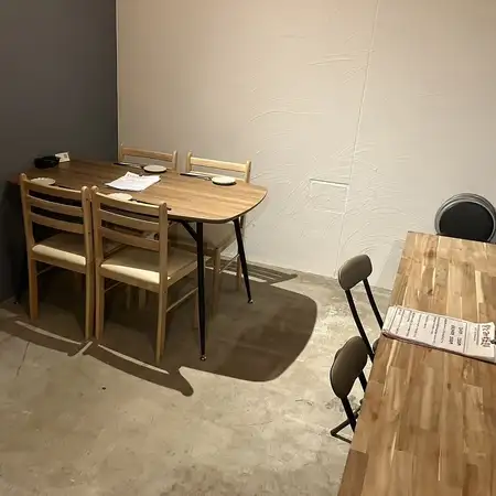 1층석 4명 걸이 테이블×2탁 있어