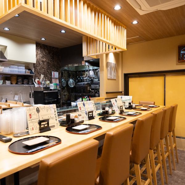 【お一人様大歓迎◎カウンター席】店内にはゆったり座れるカウンター席があり、お一人飲みも◎木の温もりを感じながら、ふわふわ手にぎりの握りたておにぎりをじっくりと堪能できます。オープンキッチンのカウンター席なので、調理風景を眺めながら自分だけの時間をお過ごしいただけます◎