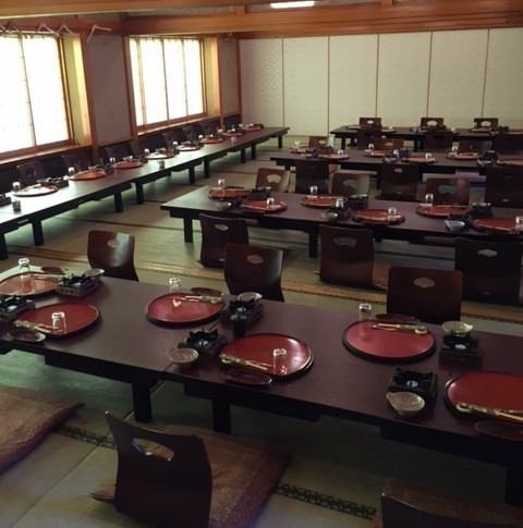 最大80名様のお座敷です。会社の宴会や大人数での法事など、最大80名様までご利用頂けます！人数に応じたお部屋も多数ご用意しておりますので、お気軽にお問い合わせ下さい。