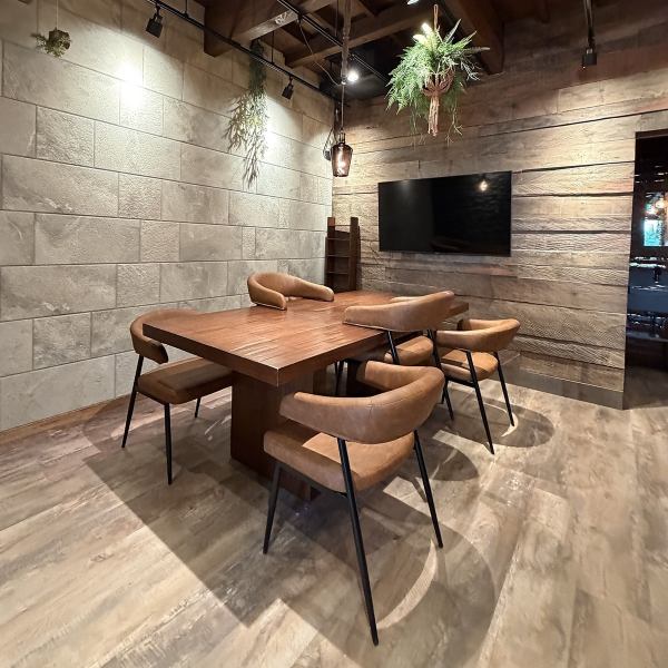 ≪心落ちつくお洒落な店内♪≫どんなシーンでも使いやすい、落ち着きのある洗練された空間♪木目調を活かした温かい内観は、心身共にリラックスできる雰囲気◎デートや記念日など少人数でのご利用に最適なカウンター席やテーブル席をご用意しております。レイアウト変更自由で10名規模のお食事にも最適です◎