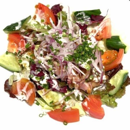 地鶏のたたきサラダ