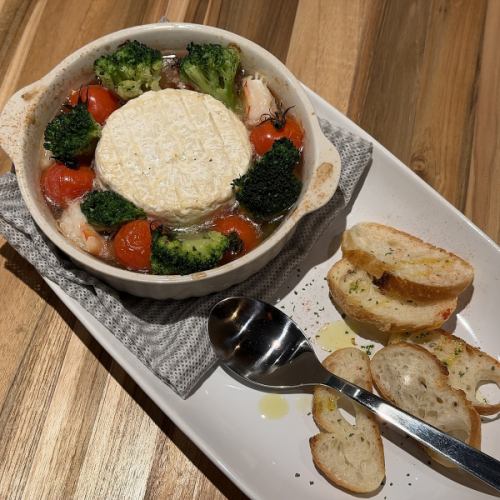 海老とカマンベールのアヒージョ(バケット付き)