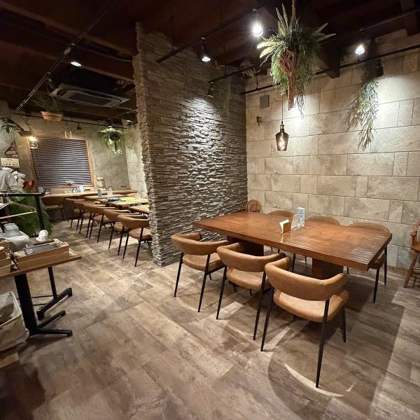 ≪心落ちつくお洒落な店内♪≫どんなシーンでも使いやすい、落ち着きのある洗練された空間♪木目調を活かした温かい内観は、心身共にリラックスできる雰囲気◎デートや記念日など少人数でのご利用に最適なカウンター席やテーブル席をご用意しております。レイアウト変更自由で10名規模のお食事にも最適です◎