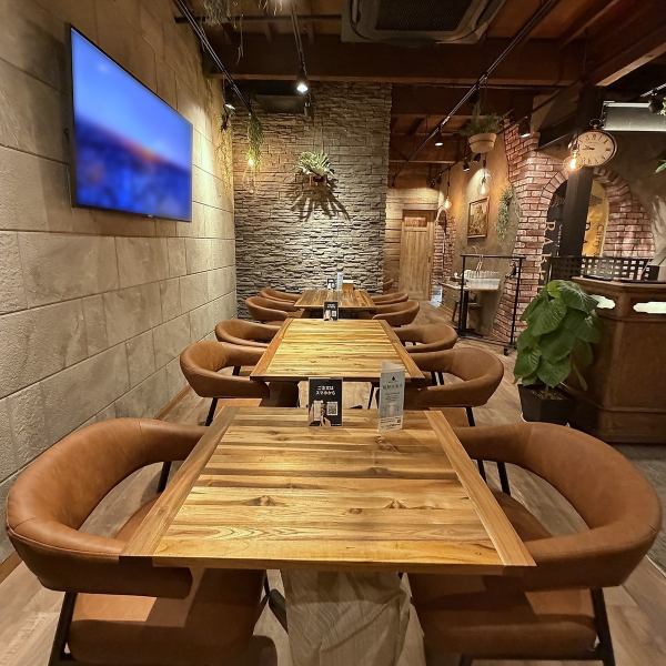 ≪質高い食事と洗練されて空間で特別な時間を。≫店主こだわりの逸品料理やワインを愉しむ、上質な空間が自慢の当店。木と石と鉄でデザインされたアンティークな内装は、落ち着いた雰囲気で、お食事を通じてリフレッシュできる特別な空間です♪ランチのカレーをはじめ、お酒との相性抜群な質高い料理を是非ご賞味ください。