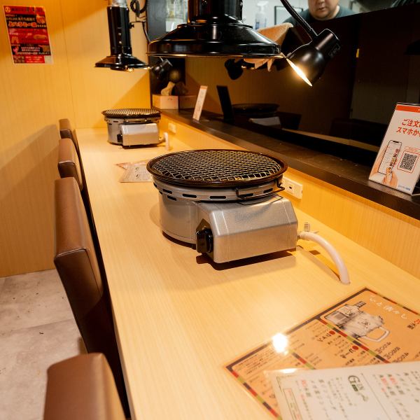 一人焼肉やサク飲みにも使えるカウンター席。目の前で焼ける肉の音と香りを楽しみながら、自分のペースでがっつり味わえます。仕事帰りやちょい飲みにもぴったりで、ラーメン屋譲りの活気ある空気感が心地いい、麺でるらしさ全開の空間です。