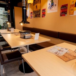 ご家族での外食にも使いやすい4名テーブル席。お子様連れでも安心して利用でき、焼肉を囲みながらゆったり食事を楽しめます。女子会や友人同士の集まりはもちろん、週末の家族ごはんやちょっとしたお祝いにもおすすめの使い勝手の良いお席です♪