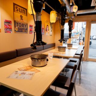 ご家族3人での食事や、少人数での利用にちょうどいい3名テーブル席。落ち着いて食事ができるので、お子様連れのご家族にも安心です。学生同士や気軽な女子会、サクッと焼肉を楽しみたい日にも使いやすいお席です。