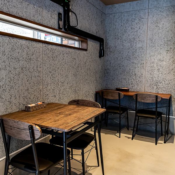 店内は木のぬくもりを感じるカフェスタイルの和空間。外観も落ち着いた雰囲気で、気軽に立ち寄れるアクセス良好な立地です！20～40代のお客様が中心で、仕事帰りのご利用にも最適な環境を整えています。昼飲みができるのも嬉しいポイント☆スタッフの心遣いが心地よく、訪れるたびにホッとする体験を提供しております◎