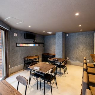 ゆったり過ごせる2名様用テーブルを完備。お買い物後の休憩や、親しい友人とのカジュアルな食事に最適なリラックスした空間が広がります。モダンでおしゃれな店内で女子会にもぴったり。美味しい料理を囲みながら、心安らぐひとときをお過ごしくださいませ◎