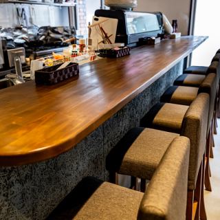 洗練されたインテリアが目を引く店内には、お一人様でも気兼ねなく過ごせるカウンター席をご用意。仕事帰りや予定の合間に、自慢の居酒屋メニューをアテに「サク飲み」を楽しめる気軽さが魅力です。自分へのご褒美に、こだわりの一皿とお酒で心地よい夜を過ごしませんか?