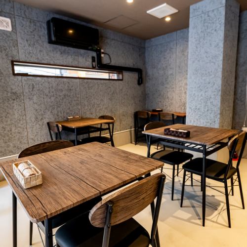 【自然光が差し込むテーブル席】