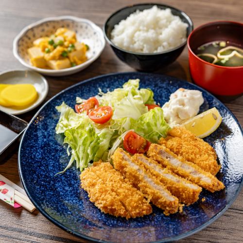 小鉢・ご飯・お味噌汁付き!種類豊富なボリューム定食