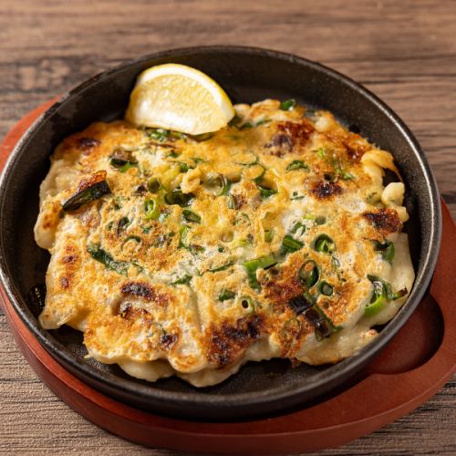 【店主渾身の味】旨味が染み出す、こだわりの「スジコン入りネギ焼き」