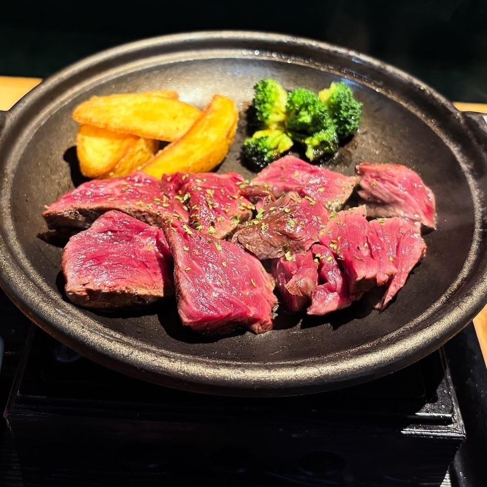 お肉好き必見!炭火で焼き上げたステーキ&ハンバーグで大満足♪