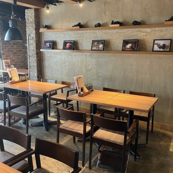 ランチで気軽に使いやすい2名様テーブル席もご用意しております。おつまみメニューも豊富にございますのでお気軽にお立ち寄りください♪