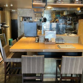 ■気軽に使える【カウンター席】おひとり様やランチ利用にぴったりのカウンター席。お仕事帰りの一杯や、さくっとお食事を楽しみたい時にもおすすめです。明るく入りやすい雰囲気なので、初めての方でも気軽にご利用いただけます。