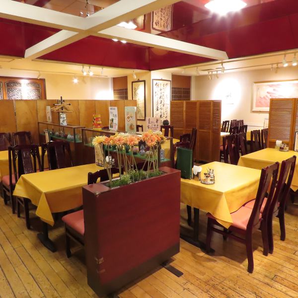 店内はあたたかみのある落ち着いた照明に、天井も広く開放的。ゆっくりとくつろげる地下空間を銀座の町にご提供します。「維新號」では、銀座にありながら庶民的な雰囲気を大事にしているので、どんなシーンでも構えることなくお気軽に本格中華を味わっていただけます。