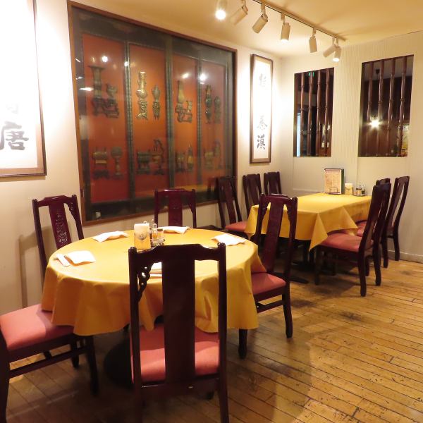 地下への階段を降りると、老舗の風格を感じることのできる店内が。高級感もありながら、庶民的な雰囲気も大切にしている「維新號」。プライベートなお食事から大人数でのお集まりやイベントなど、シーンや目的に合わせてご利用いただける広々とした空間をご提供いたします。