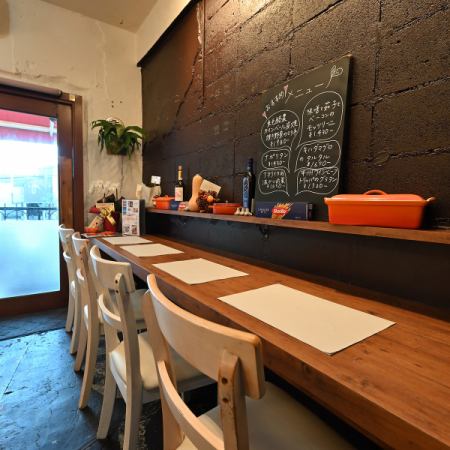 シックな黒壁がおしゃれなお席。気兼ねなく自分のペースで過ごせ、お一人様やデートに人気です。