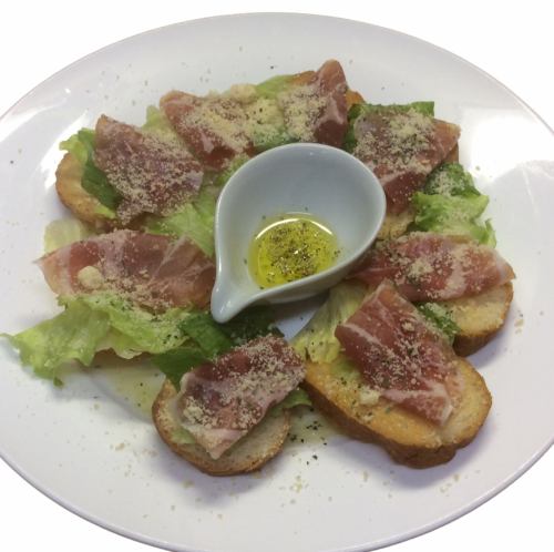 Bite-size pizza with uncured ham and lettuce