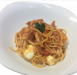 spaghetti with tomato and mozzarella cheese