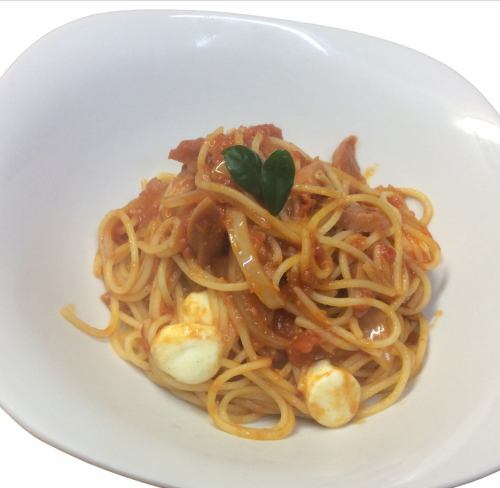 spaghetti with tomato and mozzarella cheese