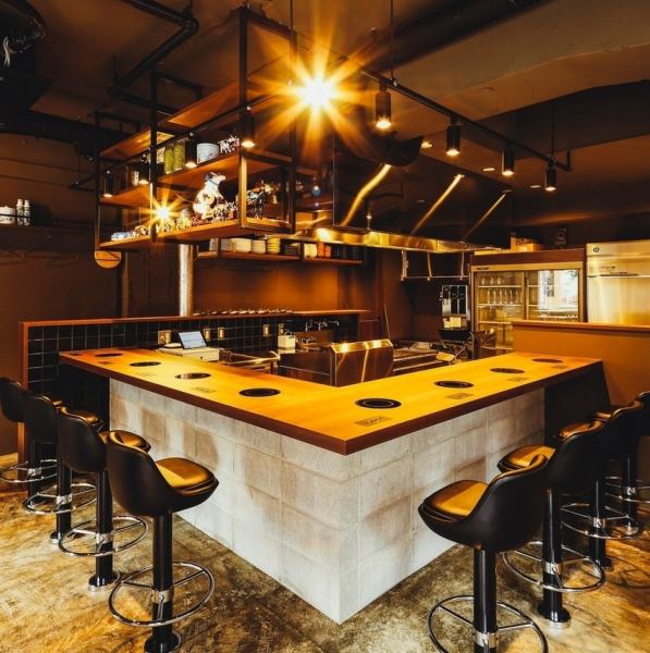 The downlights create a stylish space! The calm atmosphere of the counter seats is recommended not only for one person, but also for a date or a meal with friends! Spend a relaxing time with your favorite alcohol in one hand.