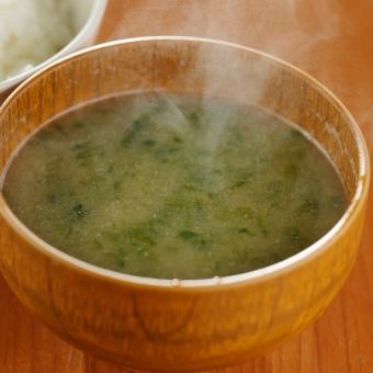 Raw seaweed miso soup