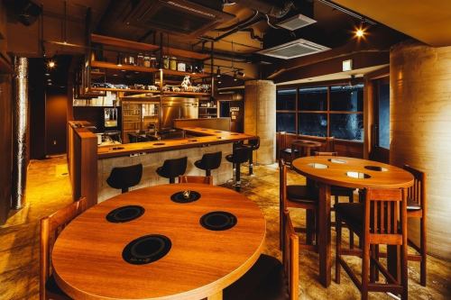 It has a cute interior.Drinking around a round table, there is also a counter ◎