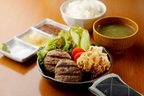Weekday lunch only! 75g hamburger steak x 2 and fried chicken set