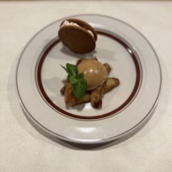 シナモン香る焼きバナナ　自家製キャラメルジェラート　レーズンとクリームチーズを挟んだクッキー