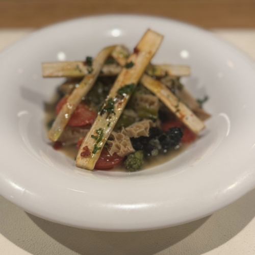 Braised tripe with leaf onions and butterbur shoots, baked with burdock and chili peppers