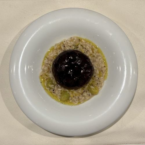 Straw-grilled Niigata Prefecture eight-colored shiitake mushrooms, ginkgo nuts and chrysanthemum flowers, mushroom paste risotto