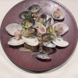 Spaghetti with local clams and North Sea clams, salted yuzu