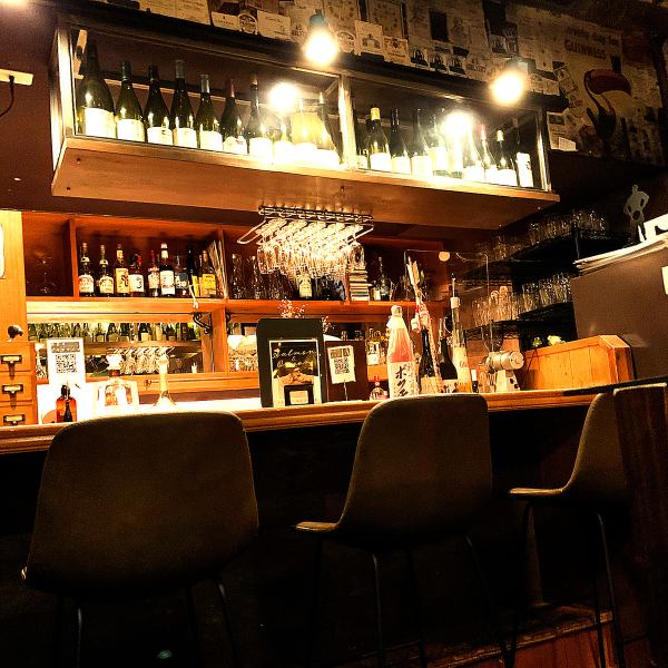 【ひとり飲みに】オーナーソムリエがお迎えするカウンター席では、毎晩いろんな話題が飛び交います。おひとり様、ワイン好きさん、ニュージーランド渡航経験者、大歓迎です。自分へのご褒美、誕生日、記念日にも。お気軽にご来店ください。※火曜日はソムリエ不在となります。