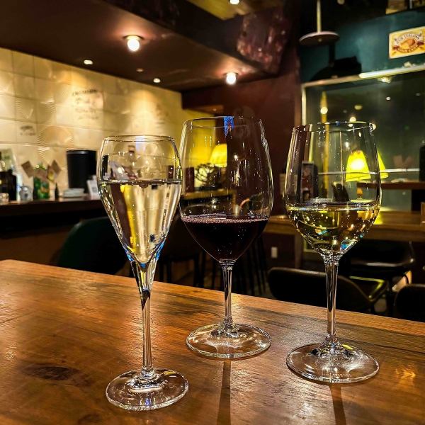 【誕生日会・記念日・女子会】隠れ家的雰囲気が気分を盛り上げます。気の置けない友人との食事会や誕生日会、パーティー、女子会、職場の歓送迎会など各種宴会に対応します。4名テーブルや6名テーブルがあります。