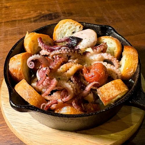 イイダコと梅干しとオリーブのアヒージョ