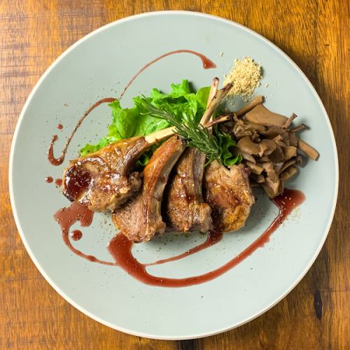 【極上の肉質。ボクモ名物の一品】ニュージーランド産ラムチョップステーキ