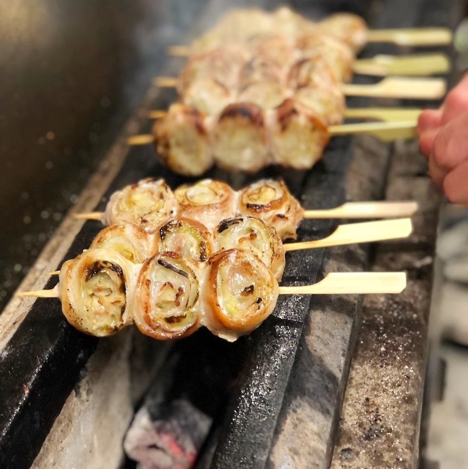 備長炭でじっくり焼き上げる串焼きを、落ち着く店内でゆったりと。