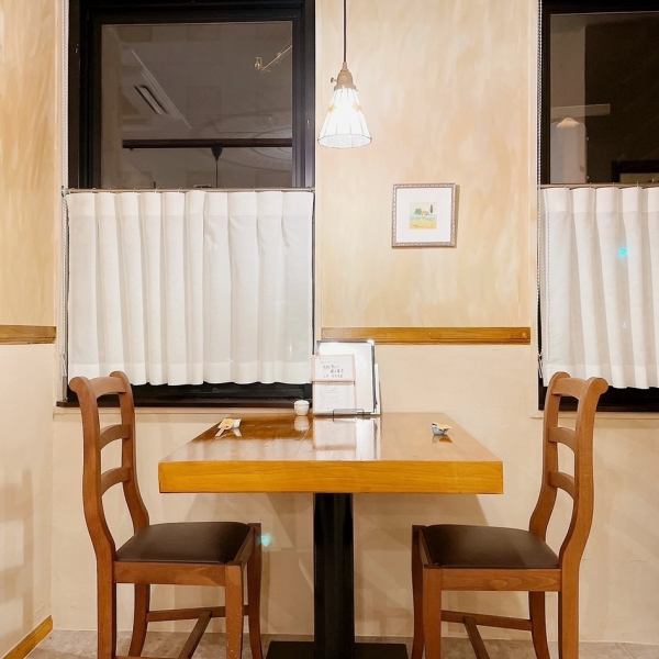 ランチでは陽の光が入り明るい店内に。ディナーでは暖かい照明の光が落ち着いた雰囲気に。アットホームな空間で、美味しい串焼きやお料理をお愉しみください。