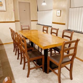 8名程度の大人数のご利用にも対応いたします。ぐるっとテーブルを囲み、お祝いや会社の飲み会など、様々なシーンでご活用ください。