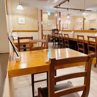 ２名様からご利用いただけるテーブル席。ゆっくりとお食事やお話を楽しんでいただけます。