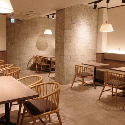 着席スタイルで最大50名様まで収容可能な貸切プランをご用意しております。大規模な会社宴会や歓送迎会など、大人数での集まりにぴったりです。周りを気にせず仲間内だけでわいわいと賑やかに過ごせる開放的な空間で、思い出に残る素敵なパーティーを演出いたします。