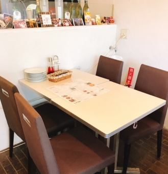 【Wooden table seat 3 table x 4 people】 One table can be used for 2 to 4 people.