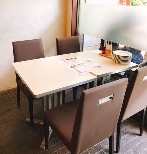 【Bright seats with sunlight ★ Seats on the table at the window】