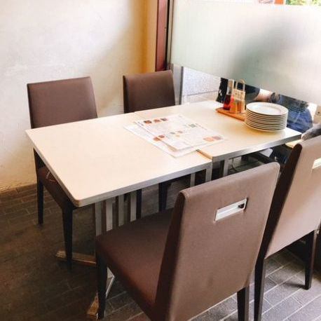 《テーブル席》4卓☆2名様～4名様☆窓際の日差しが明るいテーブル席もあります☆ママ友会にぴったり☆お隣同士のテーブルとつなげれば、最大18名様のご利用が可能です（ソファー席含む）☆8名以上のご予約はお電話でご相談ください☆