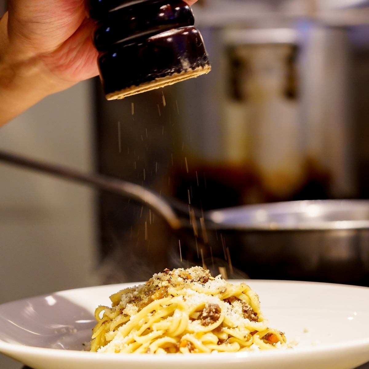 鴨肉や鶏肉パスタなど愉しめるレストラン！お酒も各種取り揃えております♪