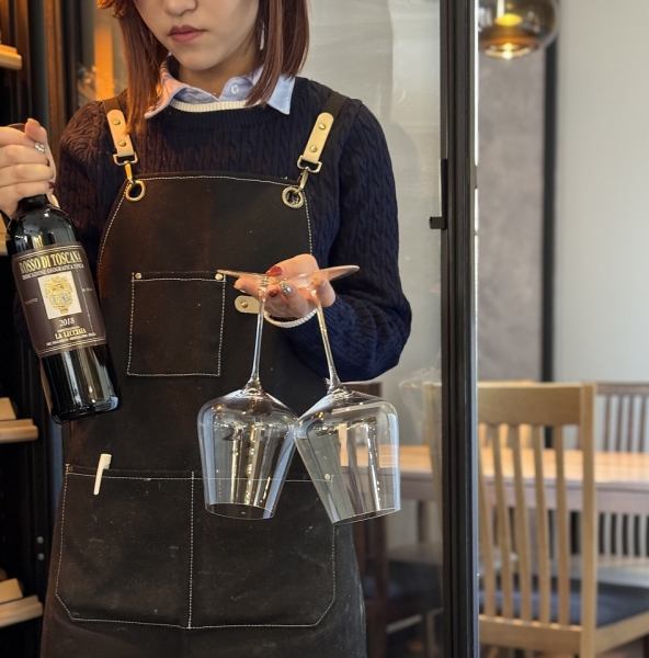 スペシャルワインを100種類以上ご用意しております。ワインセラーからお気に入りの一本を見つけて下さい